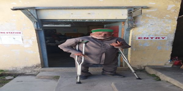 हिमाचल निकाय चुनाव : बुजुर्गों के जज्बे ने बढ़ाई वोटिंग की रफ्तार, कोई लाठियों के सहारे तो कोई व्हीलचेयर पर पहुंचा मतदान केंद्र