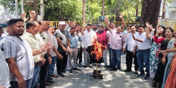 पेट्रोल-डीजल की बढ़ती कीमतों के खिलाफ कांग्रेस का हल्लाबोल