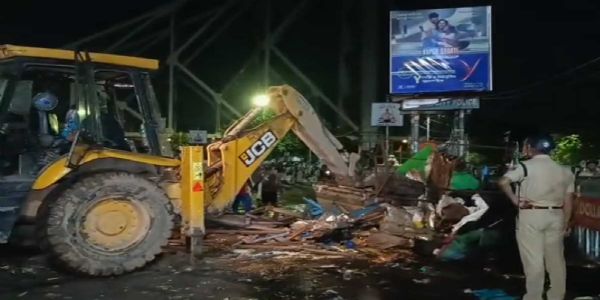हावड़ा स्टेशन के पास बड़ी कार्रवाई, 150 अवैध दुकानें बुलडोजर से हटाई गईं