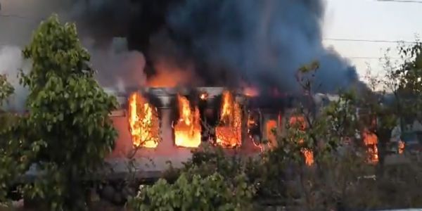 मप्र के रतलाम में राजधानी एक्सप्रेस में सुबह लगी आग, 68 यात्रियों को सुरक्षित निकाला गया, दिल्ली-मुंबई रेल यातायात प्रभावित