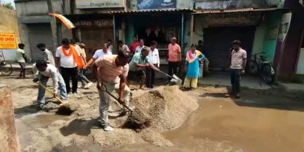 मायाबाजार में जर्जर सड़क की मरम्मत के लिए भाजपा कार्यकर्ता उतरे मैदान में, लोगों को मिली राहत