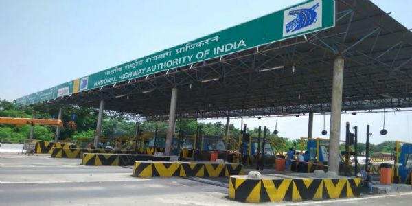 फणीश्वरनाथ रेणु परिवार के साथ टोल टैक्स कर्मी का अभ्रद व्यवहार