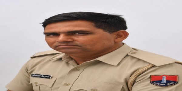 बदमाशों का पीछा करते समय पेड़ से टकराई गाड़ी कॉन्स्टेबल की मौत थानेदार घायल