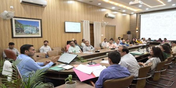 डेंगू रोकथाम को लेकर प्रशासन अलर्ट, डीएम ने की अधिकारियों संग बैठक