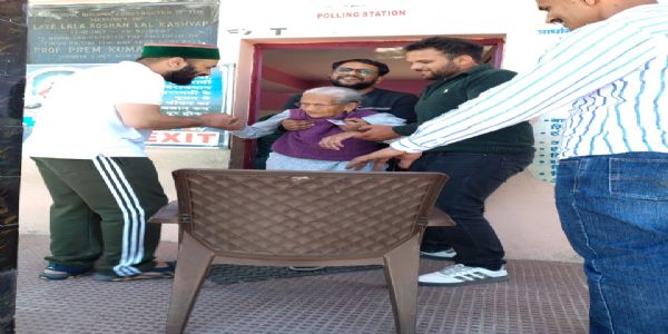 हिमाचल शहरी निकाय चुनाव: दोपहर एक बजे तक 49 फीसदी मतदान, शतकवीर बुजुर्गों ने बढ़ाया उत्साह