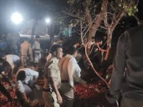 देवास में प्याज से भरा मिनी ट्रक पलटा देवास में प्याज से भरा मिनी ट्रक पलटा
