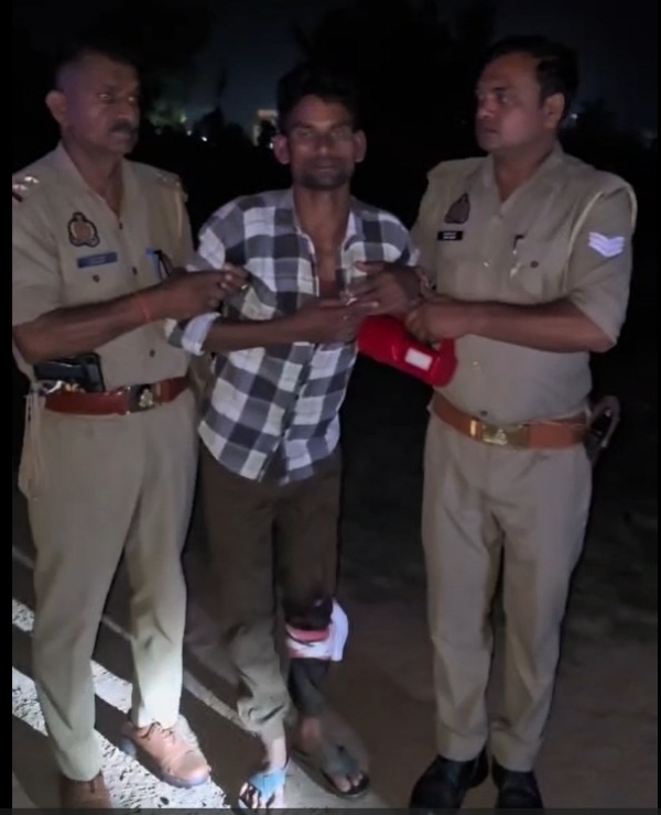 शेरगढ़ में तेजाब कांड के आरोपी उमेश कश्यप को मुठभेड़ के बाद गिरफ्तार कर अस्पताल ले जाती पुलिस। शेरगढ़ में तेजाब कांड के आरोपी उमेश कश्यप को मुठभेड़ के बाद गिरफ्तार कर अस्पताल ले जाती पुलिस।