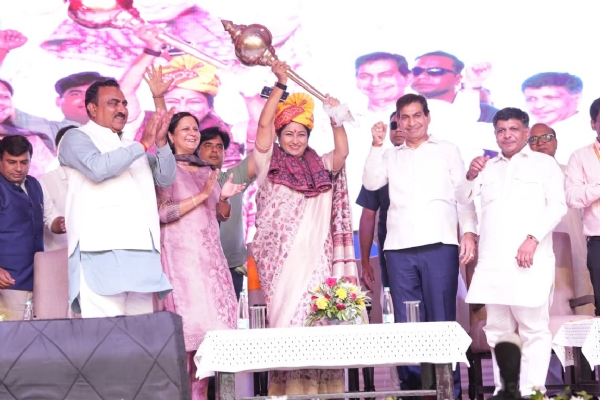 मुख्यमंत्री रेखा गुप्ता द्वारका विधानसभा में 100 करोड़ की विकास परियोजनाओं का शुभारंभ करते हुए मुख्यमंत्री रेखा गुप्ता द्वारका विधानसभा में 100 करोड़ की विकास परियोजनाओं का शुभारंभ करते हुए