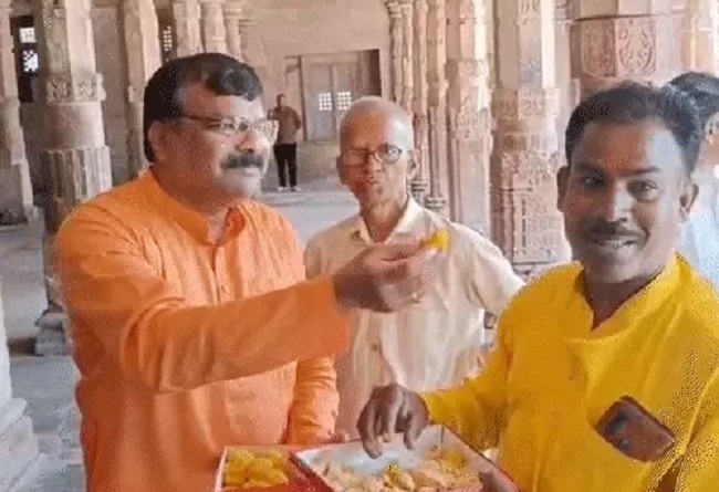 भोजशाला में हनुमान-चालीसा पाठ के साथ हुई पूजा-अर्चना भोजशाला में हनुमान-चालीसा पाठ के साथ हुई पूजा-अर्चना