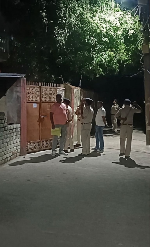 पुलिस छापेमारी की तस्वीर पुलिस छापेमारी की तस्वीर