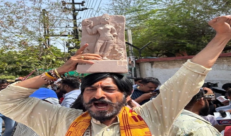 भोजशाला के बाहर जश्न का माहौल भोजशाला के बाहर जश्न का माहौल