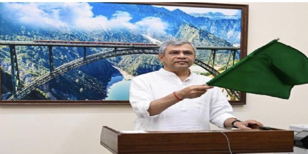 केंद्रीय रेल मंत्री अश्विनी वैष्णव बेंगलुरु-मुंबई एक्सप्रेस रेल सेवा को आभासी माध्यम से हरी झंडी दिखाते हुए।
