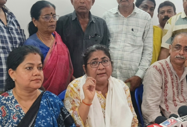 प्रेस वार्ता करते हुए डोला सेन प्रेस वार्ता करते हुए डोला सेन