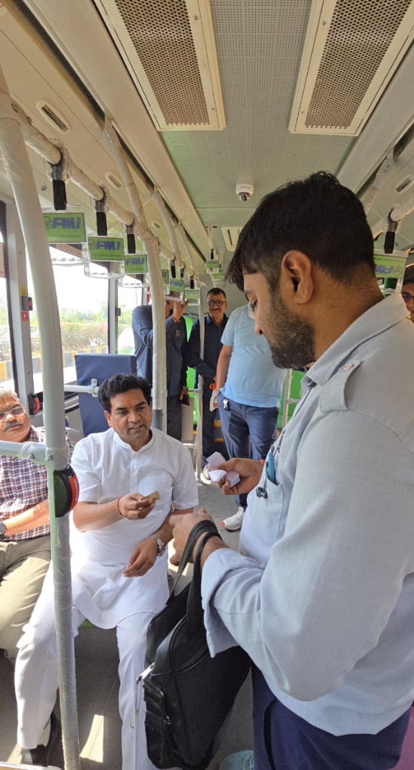 दिल्ली के श्रम मंत्री कपिल मिश्रा फीडर बस में यात्रा के दौरान टिकट लेते हुए दिल्ली के श्रम मंत्री कपिल मिश्रा फीडर बस में यात्रा के दौरान टिकट लेते हुए