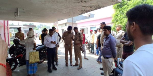 सीएचसी खमरिया पर मौजूद पुलिसकर्मी सीएचसी खमरिया पर मौजूद पुलिसकर्मी