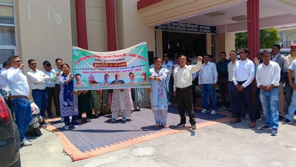 मुख्य शिक्षा अधिकारी कार्यालय के बाहर प्रदर्शन करते जूनियर हाई स्कूल शिक्षक मुख्य शिक्षा अधिकारी कार्यालय के बाहर प्रदर्शन करते जूनियर हाई स्कूल शिक्षक