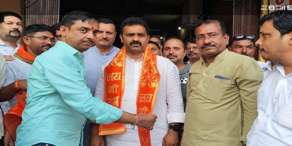 फोटो कमलेश पासवान स्वागत करते फोटो कमलेश पासवान स्वागत करते