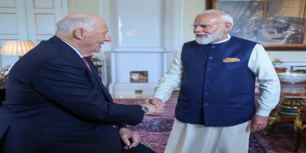 प्रधानमंत्री नरेन्द्र मोदी सोमवार को ओस्लो स्थित रॉयल पैलेस में नॉर्वे के राजा हेराल्ड पंचम से मुलाकात करते हुए प्रधानमंत्री नरेन्द्र मोदी सोमवार को ओस्लो स्थित रॉयल पैलेस में नॉर्वे के राजा हेराल्ड पंचम से मुलाकात करते हुए