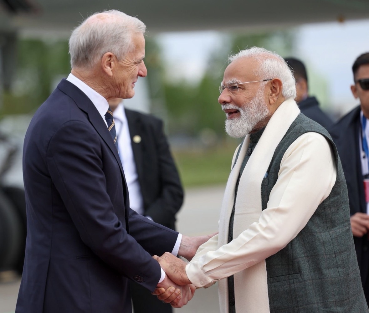 ओस्लो पहुंचने पर नार्वे के प्रधानमंत्री योनास गार स्टोरे ने प्रधानमंत्री नरेन्द्र मोदी का हवाई अड्डे पर स्वागत किया। ओस्लो पहुंचने पर नार्वे के प्रधानमंत्री योनास गार स्टोरे ने प्रधानमंत्री नरेन्द्र मोदी का हवाई अड्डे पर स्वागत किया।