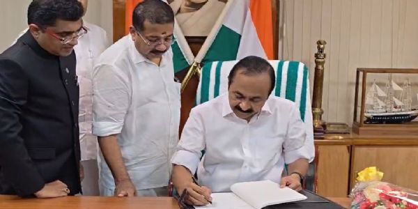 शपथ ग्रहण के बाद हस्ताक्षर करते वीडी सतीशन शपथ ग्रहण के बाद हस्ताक्षर करते वीडी सतीशन