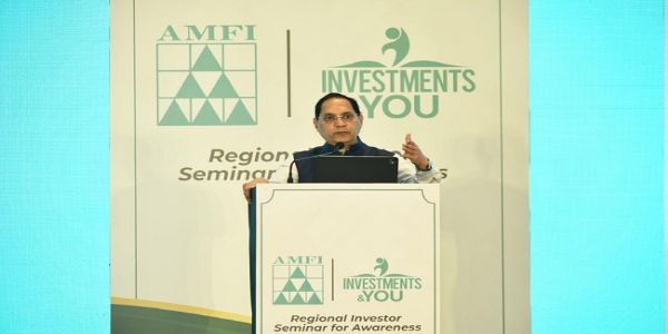 ‘क्षेत्रीय निवेशक जागरूकता संगोष्ठी’ को संबोधित करते तुहिन कांत पांडेय ‘क्षेत्रीय निवेशक जागरूकता संगोष्ठी’ को संबोधित करते तुहिन कांत पांडेय