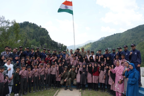 आर्मी पब्लिक स्कूल जयपुर के छात्रों ने रिवर्स इंटीग्रेशन टूर के तहत जम्मू-कश्मीर का दौरा किया आर्मी पब्लिक स्कूल जयपुर के छात्रों ने रिवर्स इंटीग्रेशन टूर के तहत जम्मू-कश्मीर का दौरा किया