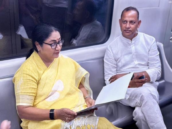 दिल्ली की मुख्यमंत्री रेखा गुप्ता मेट्रो में सफर करते हुए, साथ दिल्ली के समाज कल्याण मंत्री रविेंद्र इंद्राज सिंह दिल्ली की मुख्यमंत्री रेखा गुप्ता मेट्रो में सफर करते हुए, साथ दिल्ली के समाज कल्याण मंत्री रविेंद्र इंद्राज सिंह