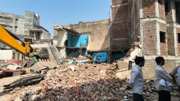 गुरुग्राम के गांव बादशाहपुर में अपराधी द्वारा अवैध कब्जा करके बनाए गए मकान को गिराती जेसीबी। गुरुग्राम के गांव बादशाहपुर में अपराधी द्वारा अवैध कब्जा करके बनाए गए मकान को गिराती जेसीबी।