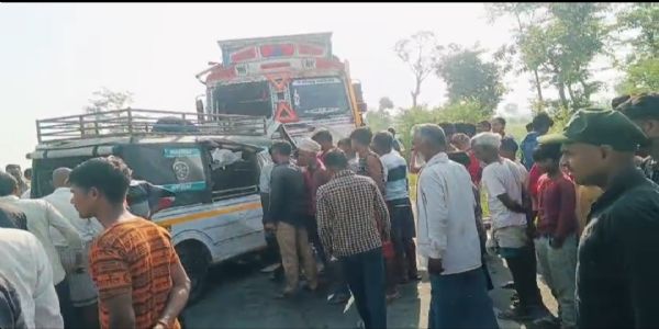 घटनास्थल पर मौजूद स्थानीय लोग घटनास्थल पर मौजूद स्थानीय लोग