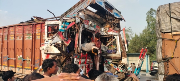 घटना स्थल पर टूटी ट्रक घटना स्थल पर टूटी ट्रक