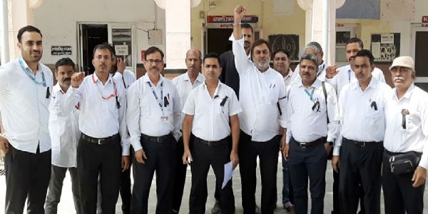 टिकट चेकिंग स्टाफ के साथ अभद्र व्यवहार पर निष्पक्ष जांच की मांग, बीकानेर में प्रदर्शन