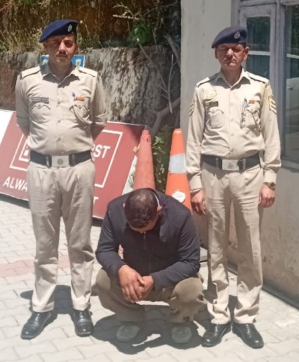एलएसडी ड्रग्स केस में गिरफ्तार होटल मालिक एलएसडी ड्रग्स केस में गिरफ्तार होटल मालिक