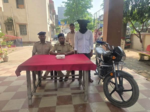 गिरफ्तार आरोपी के साथ पुलिस गिरफ्तार आरोपी के साथ पुलिस