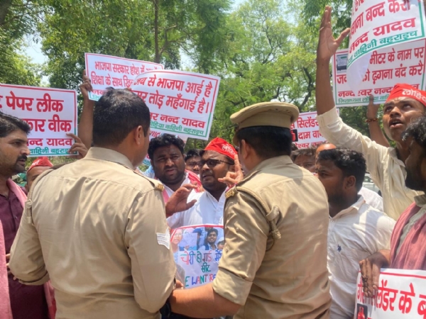 पुलिस से भिड़ते लोहिया वाहिनी जिलाध्यक्ष पुलिस से भिड़ते लोहिया वाहिनी जिलाध्यक्ष