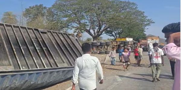 फोटो: पालघर में सडक़ हादसे के बाद राहत और बचाव कार्य जारी फोटो: पालघर में सडक़ हादसे के बाद राहत और बचाव कार्य जारी