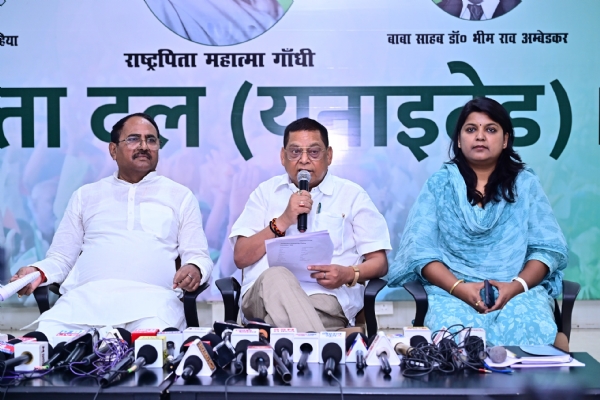 जदयू कायालय में प्रस काे संबाेधित करते पवकता् जदयू कायालय में प्रस काे संबाेधित करते पवकता्