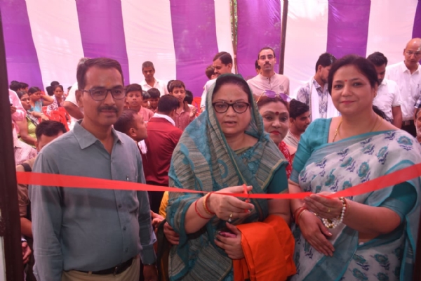फीता काट कर स्कूल का उद्घाटन करते हुए फीता काट कर स्कूल का उद्घाटन करते हुए