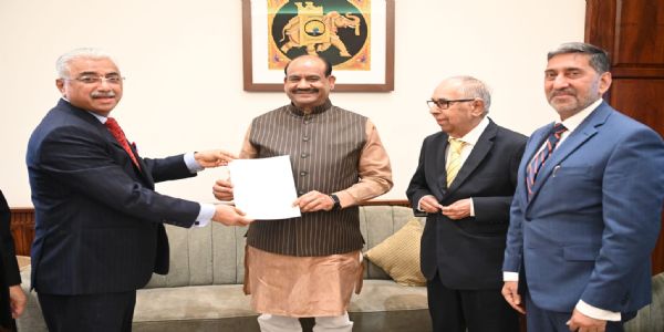 न्यायमूर्ति अरविंद कुमार, न्यायमूर्ति चंद्रशेखर और वरिष्ठ अधिवक्ता बी.वी. आचार्य लोकसभा अध्यक्ष को रिपोर्ट प्रस्तुत करते हुए। न्यायमूर्ति अरविंद कुमार, न्यायमूर्ति चंद्रशेखर और वरिष्ठ अधिवक्ता बी.वी. आचार्य लोकसभा अध्यक्ष को रिपोर्ट प्रस्तुत करते हुए।