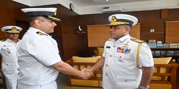 आईओएस सागर के कमांडिंग ऑफिसर ने श्रीलंका नौसेना के वरिष्ठ नेतृत्व से मुलाकात की