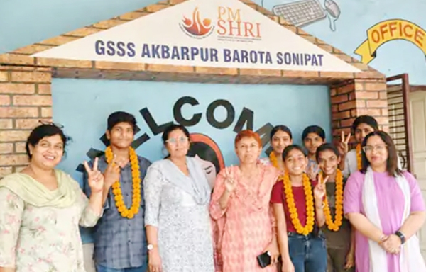 सोनीपत: मेधावी विद्यार्थियों का फूल-मालाओं         से स्वागत कर सम्मान किया
