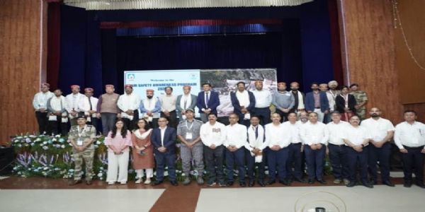 हिमाचल प्रदेश की नाथपा झाकड़ी जलविद्युत परियोजना में आयोजित बांध सुरक्षा जागरूकता कार्यक्रम के दौरान स्कूली बच्चे और उपस्थित अधिकारी। हिमाचल प्रदेश की नाथपा झाकड़ी जलविद्युत परियोजना में आयोजित बांध सुरक्षा जागरूकता कार्यक्रम के दौरान स्कूली बच्चे और उपस्थित अधिकारी।