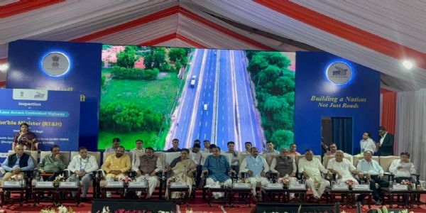 दिल्ली में मंगलवार को केंद्रीय सड़क परिवहन एवं राजमार्ग मंत्री नितिन गडकरी डीएनडी-फरीदाबाद-सोहना नियंत्रित प्रवेश राजमार्ग परियोजना का निरीक्षण करते हुए। साथ में दिल्ली की मुख्यमंत्री रेखा गुप्ता, केंद्रीय राज्य मंत्री हर्ष मल्होत्रा, अजय टम्टा, सांसद रामवीर सिंह बिधूड़ी तथा पूर्व सांसद रमेश बिधूड़ी। दिल्ली में मंगलवार को केंद्रीय सड़क परिवहन एवं राजमार्ग मंत्री नितिन गडकरी डीएनडी-फरीदाबाद-सोहना नियंत्रित प्रवेश राजमार्ग परियोजना का निरीक्षण करते हुए। साथ में दिल्ली की मुख्यमंत्री रेखा गुप्ता, केंद्रीय राज्य मंत्री हर्ष मल्होत्रा, अजय टम्टा, सांसद रामवीर सिंह बिधूड़ी तथा पूर्व सांसद रमेश बिधूड़ी।