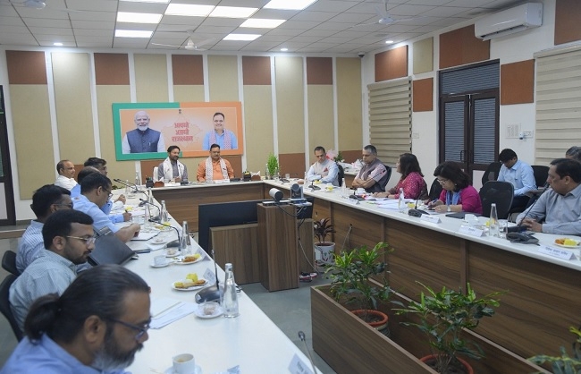 खनन परियोजनाओं की प्रगति का आकलन करते जी. किशन रेड्डी और भजन लाल शर्मा