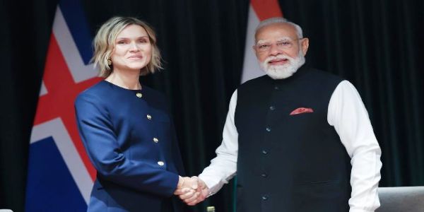 प्रधानमंत्री नरेन्द्र मोदी मंगलवार को आइसलैंड की प्रधानमंत्री क्रिस्ट्रून फ्रॉस्टाडॉटिर से मुलाकात के दौरान प्रधानमंत्री नरेन्द्र मोदी मंगलवार को आइसलैंड की प्रधानमंत्री क्रिस्ट्रून फ्रॉस्टाडॉटिर से मुलाकात के दौरान