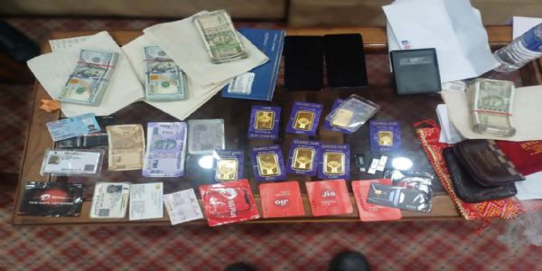 नेपाल में भारतीय नागरिक के पास से बरामद सोना और डॉलर नेपाल में भारतीय नागरिक के पास से बरामद सोना और डॉलर