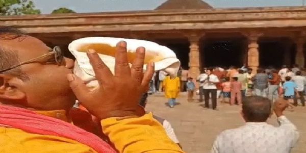 भोजशाला में हवन-पूजन करते हुए श्रद्धालु