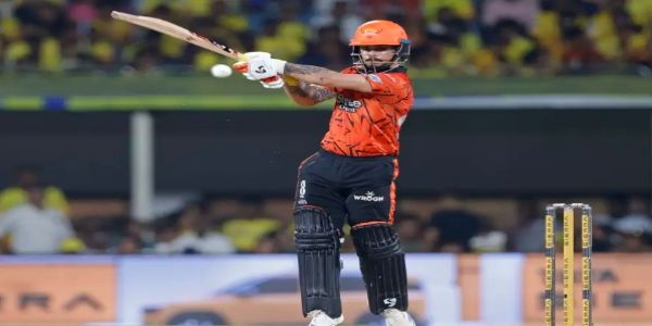 शॉट खेलते ईशान किशन शॉट खेलते ईशान किशन