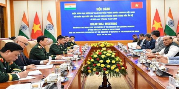 रक्षा मंत्री राजनाथ सिंह हनोई में द्विपक्षीय वार्ता करते हुए रक्षा मंत्री राजनाथ सिंह हनोई में द्विपक्षीय वार्ता करते हुए