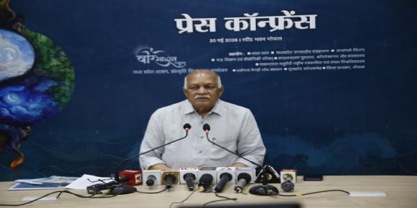 निदेशक एवं सचिव श्रीराम तिवारी प्रेसवार्ता में जानकारी देते हुए