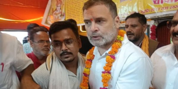 मंदिर में दर्शन कर निकलते राहुल गांधी मंदिर में दर्शन कर निकलते राहुल गांधी